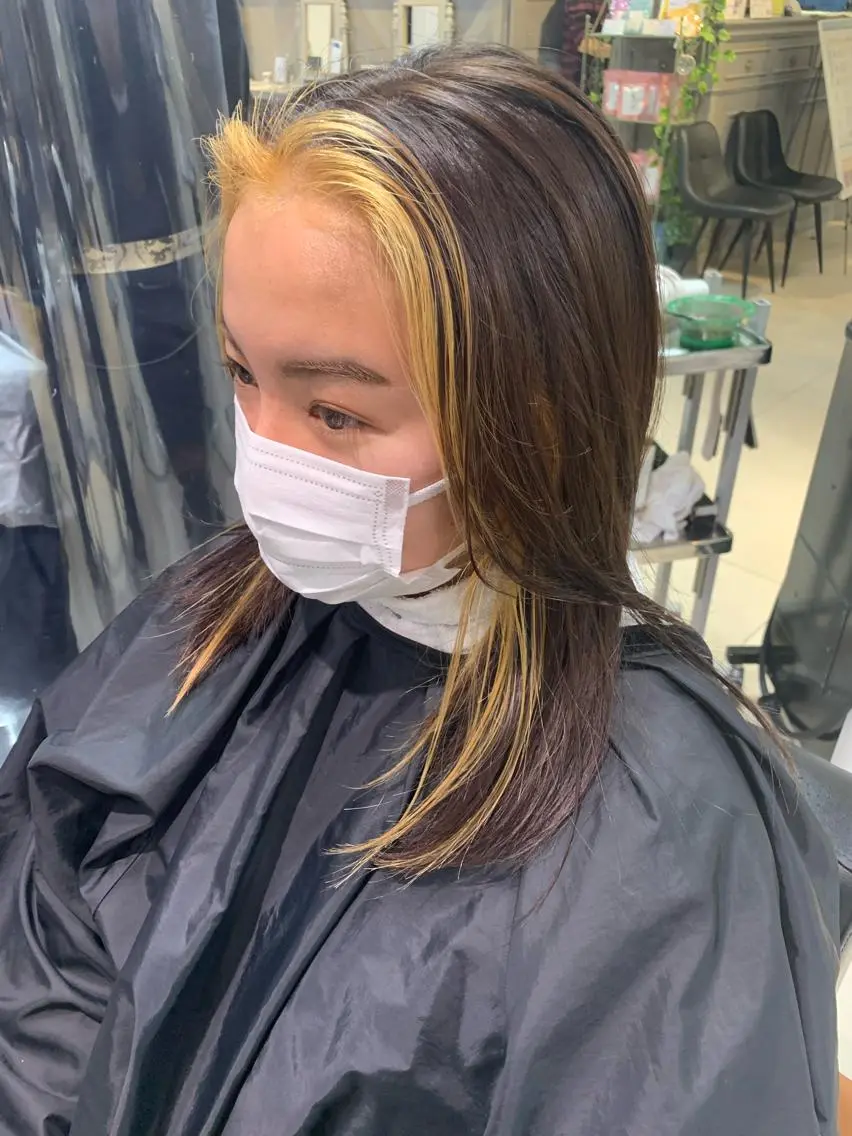 ミディアム カラー 透明感ハイトーン🦄 キラ🌈のヘアスタイル