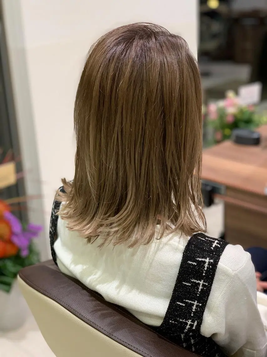 ミディアム カラー ブリーチ グラデーションカラー グレージュ カット ヘアカラー トリートメント 左藤 翔平のヘアスタイル