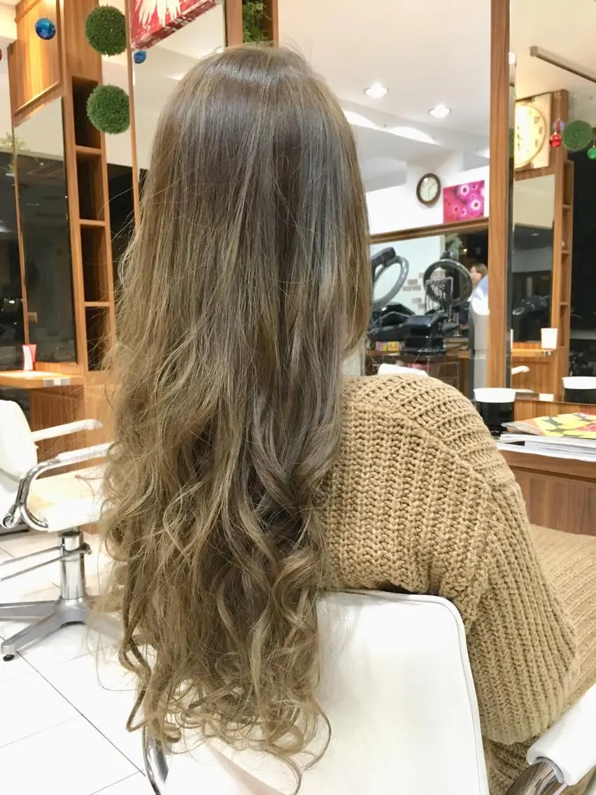 セミロング カラー 縮毛矯正 トリートメント 白髪ぼかしハイライト 柳川拓哉のヘアスタイル