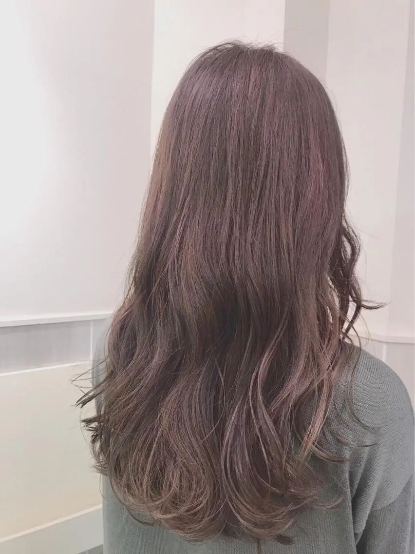 ロング カラー ベージュカラー ブリーチ ラベンダーカラー ラベンダーベージュ カット ヘアカラー 縮毛矯正 トリートメント ぱつっとボブ/ 小野あかねのヘアスタイル