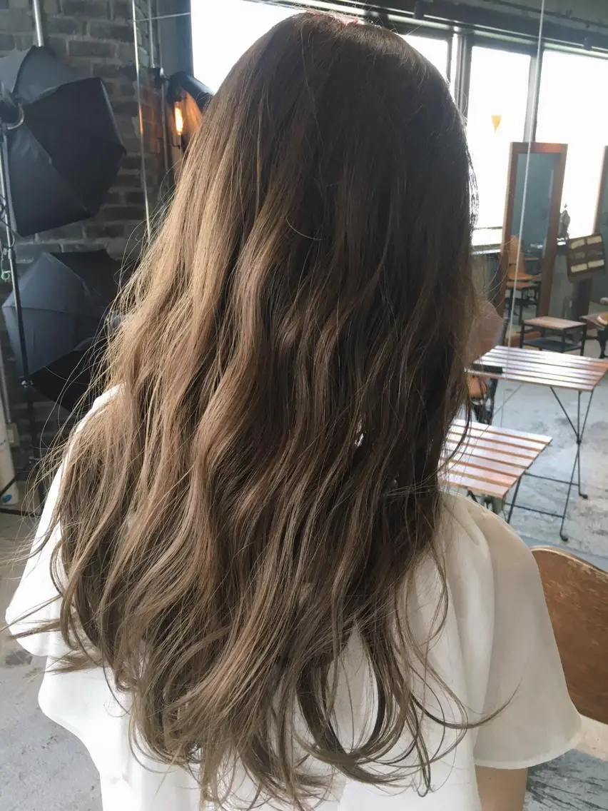 ロング カラー ベージュカラー ハイライトカラー ミルクティーベージュ ハイライト ヘアカラー トリートメント 代表 中島貴志のヘアスタイル
