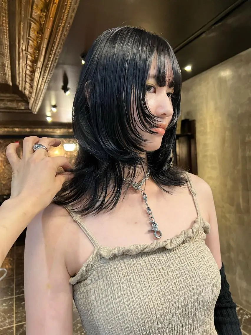 ミディアム カラー レイヤーカット 圧倒的デザイン力 店長🎨RENAのヘアスタイル