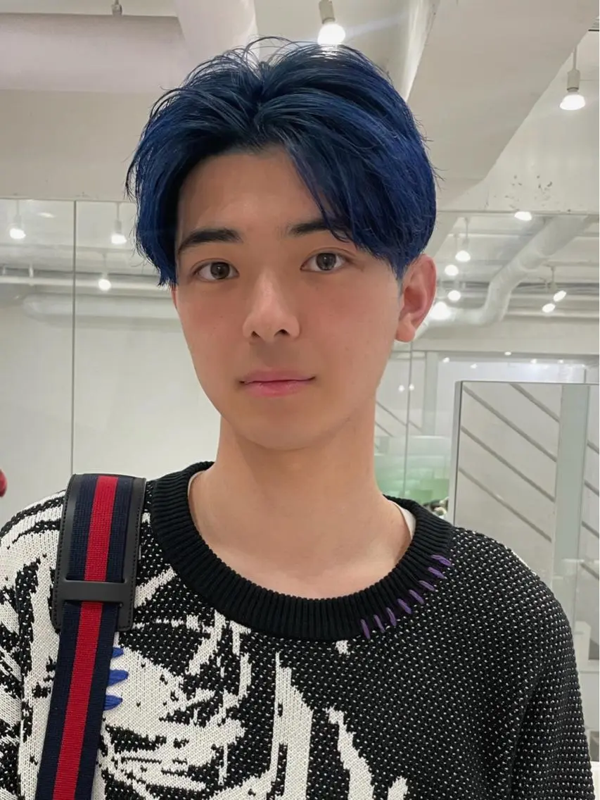 ショート カラー メンズ メンズバレイヤージュ メンズブリーチ センターパート フェードカット メンズハイライト カット ヘアカラー トリートメント スパイラルパーマ 🌐hina⭐️のヘアスタイル