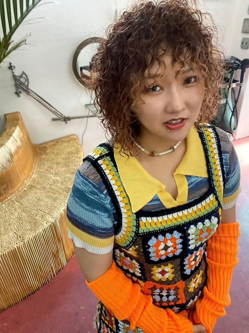パーマ ミディアム qiieダブルカラー イルミナカラーのヘアスタイル