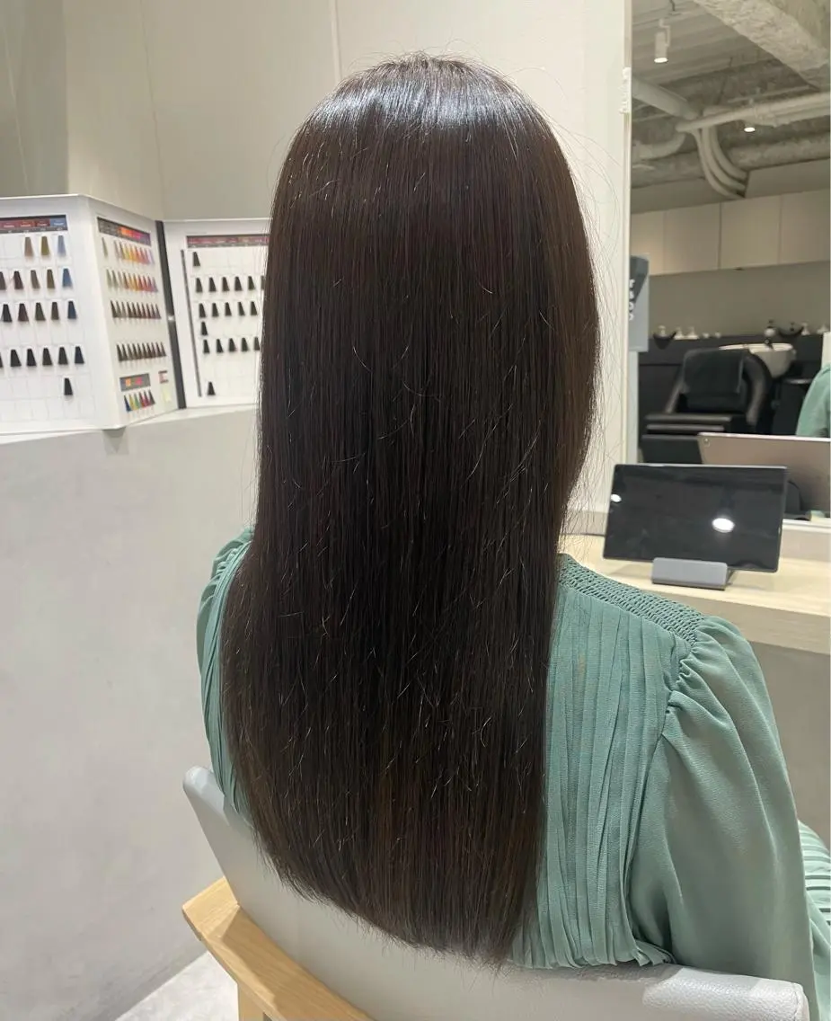 ロング カラー グレージュ オリーブカラー ロング LOVESTOIKE 井上つぐみ/透明感のヘアスタイル