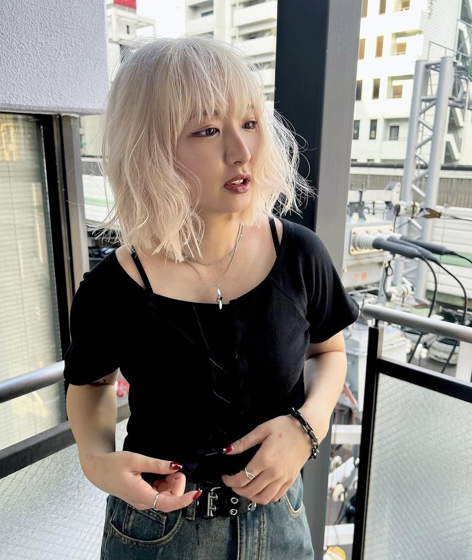 ミディアム カラー ブロンド ホワイトブロンド レイヤーカット ウルフカット ウルフ/レイヤー /ブリーチ/心斎橋のヘアスタイル