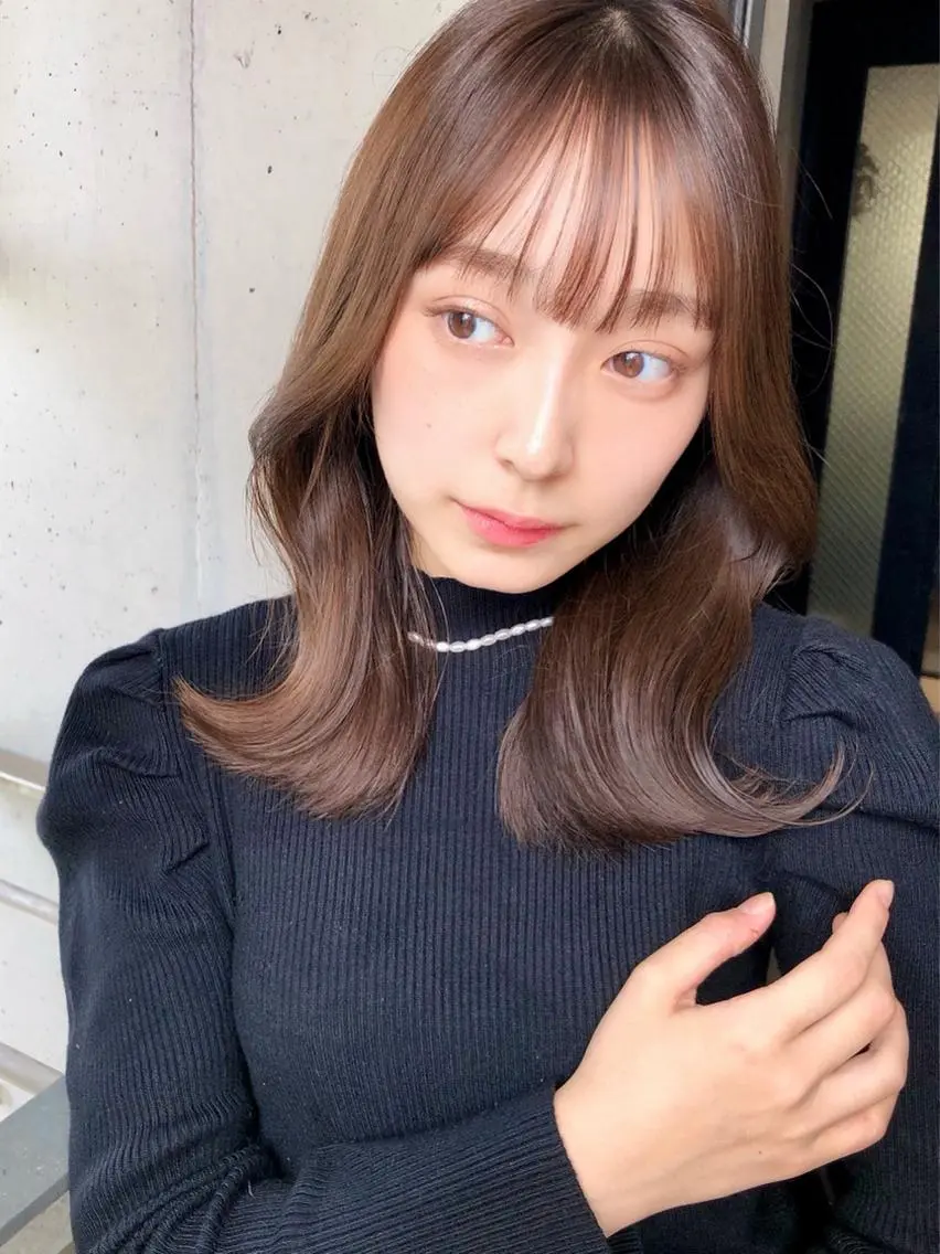 ミディアム カラー くびれヘア 顔周りカット 韓国風ヘア 小顔カット カット ヘアカラー トリートメント トレンドヘア🌿 chinariのヘアスタイル