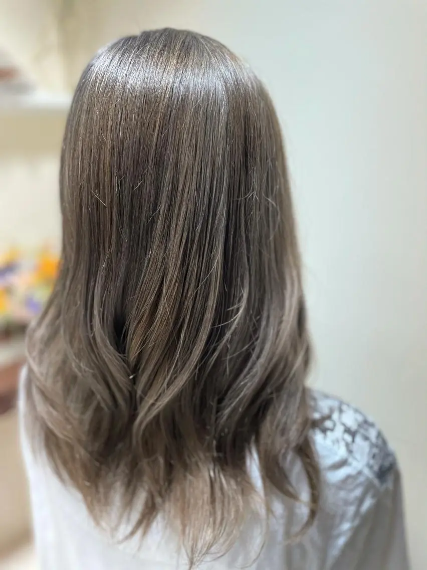 セミロング カラー ブリーチ 透明感カラー グレージュ 成田で1番お悩み解決 の髪へ導くみつきのヘアスタイル