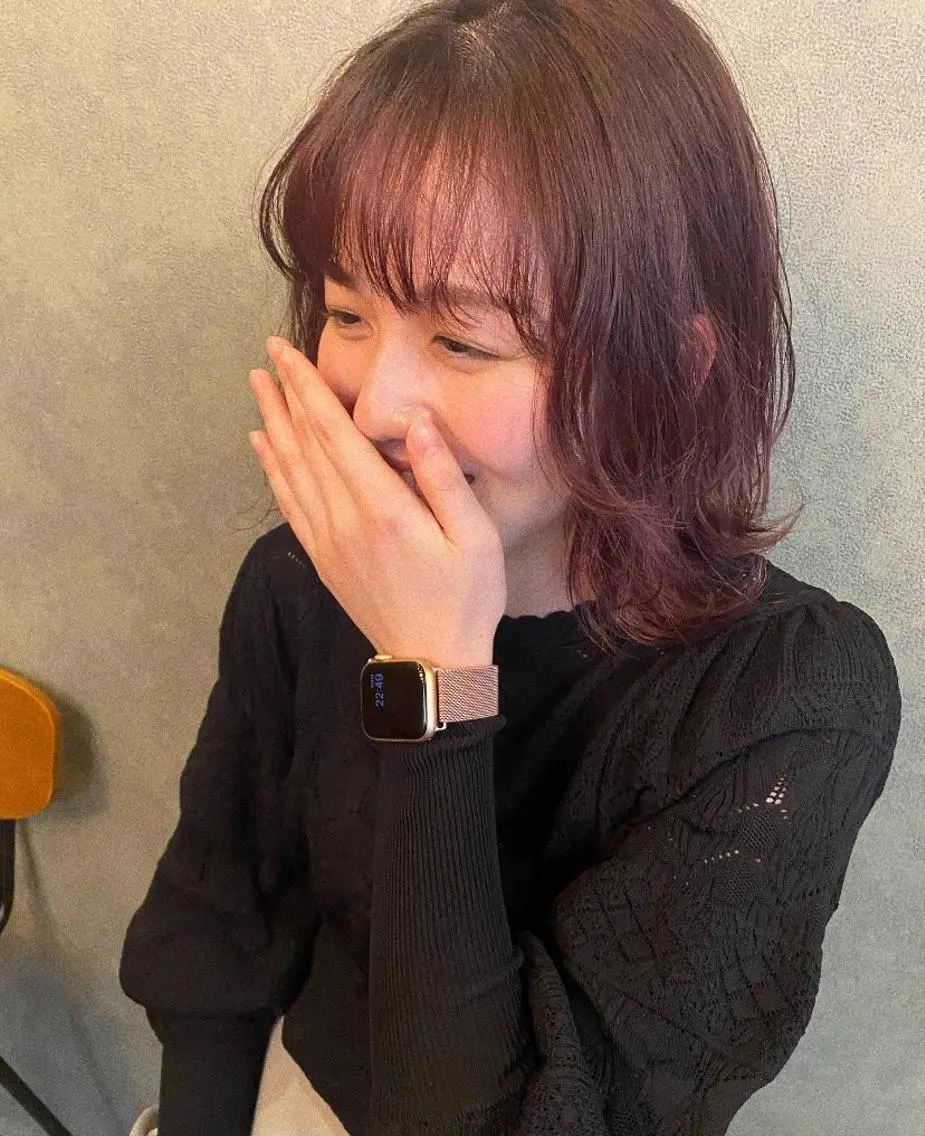ミディアム パープルカラー レイヤーカット イタヤ マイカのヘアスタイル