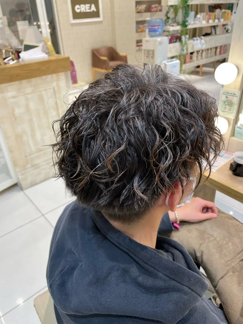 ミディアム パーマ メンズ ミディアムパーマ メンズブリーチ メンズパーマ くせ毛 スパイラルパーマ 本厚木|縮毛矯正/ 髪質改善/専門サロンのヘアスタイル