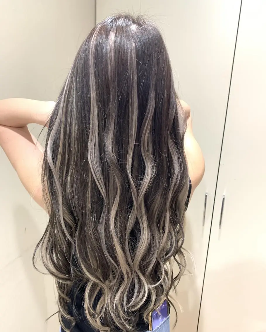 ロング カラー ハイライトカラー エクステ ハイライト ハイトーン得意😍 Lumiereのヘアスタイル