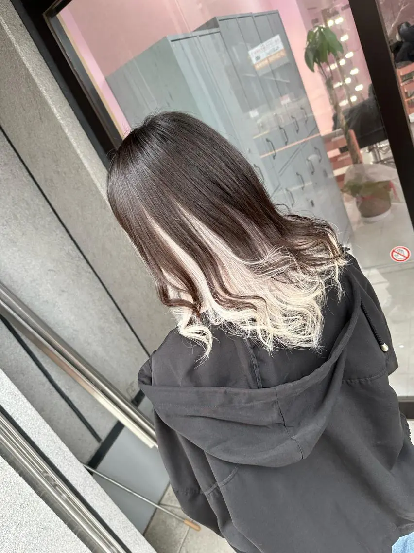 セミロング カラー ✨デザイン/ブリーチ MANATOのヘアスタイル