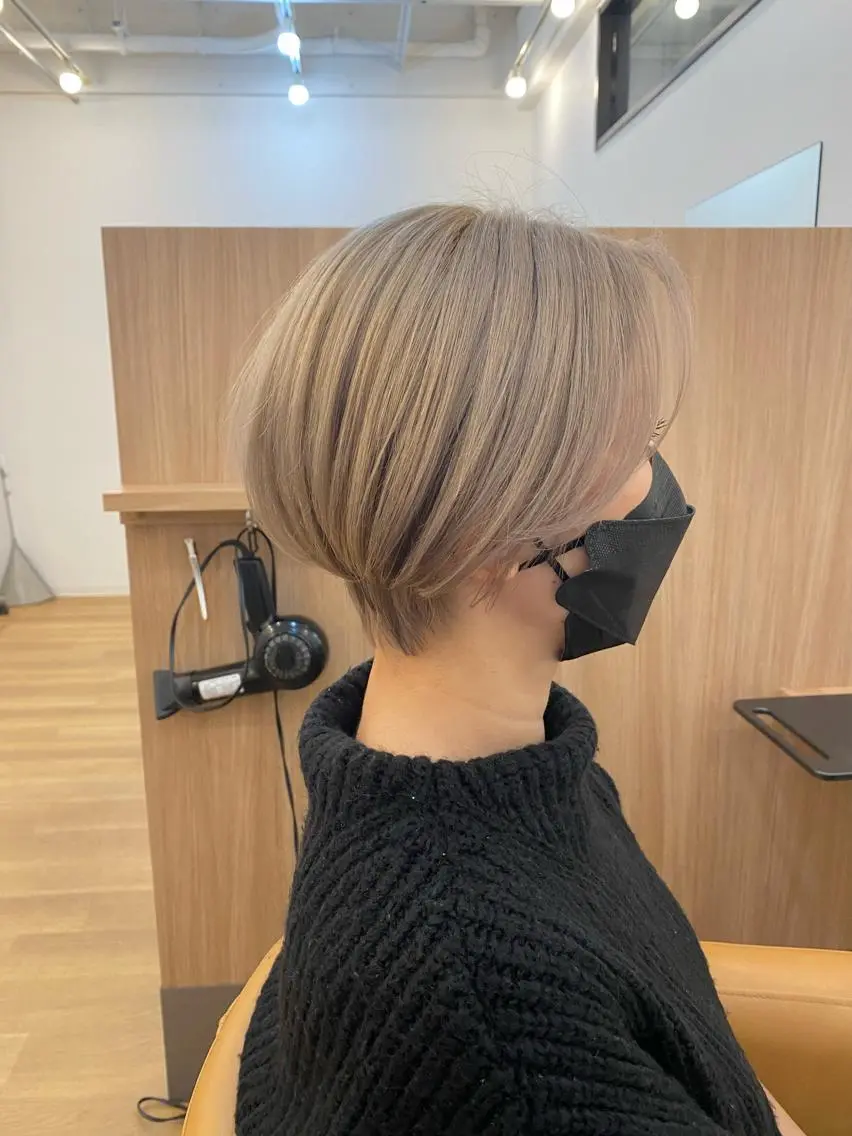 ショート カラー ベージュカラー ブリーチ ケアブリーチ シルバー シルバーベージュ 林 瑠夏のヘアスタイル