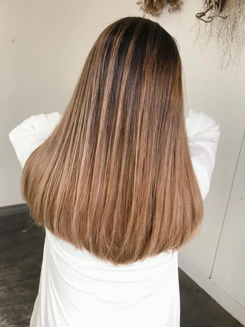 ロング カラー ヘアアレンジ お団子ヘア 切りっぱなしボブ バレイヤージュ デザインカラー グラデーションカラー Mariana/ 鶴原-ハイライトのヘアスタイル