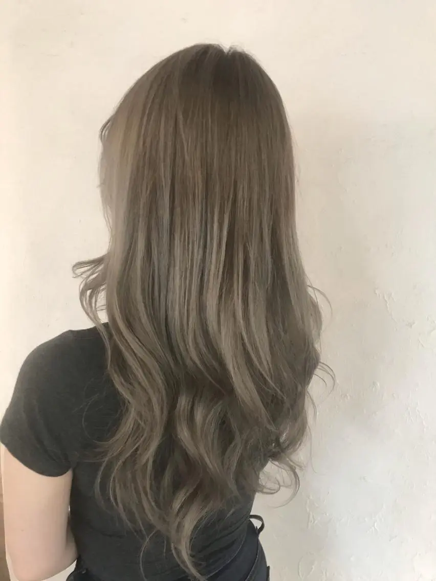 ロング カラー アッシュ ブリーチ グラデーションカラー グレージュ ハイライトカラー 伊藤 優希のヘアスタイル
