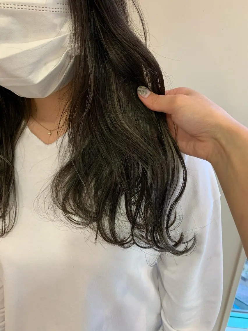 ロング カラー ハイライトカラー ハイライト 顔まわりカット✄ ベージュカラー🧸のヘアスタイル