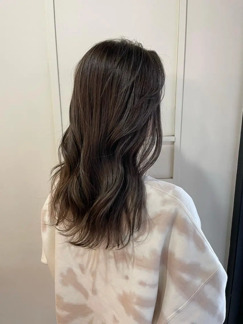 セミロング カラー ベージュカラー グレージュ ハイライトカラー ハイライト レイヤーカット ARISA 学芸大学/海外ヘアのヘアスタイル