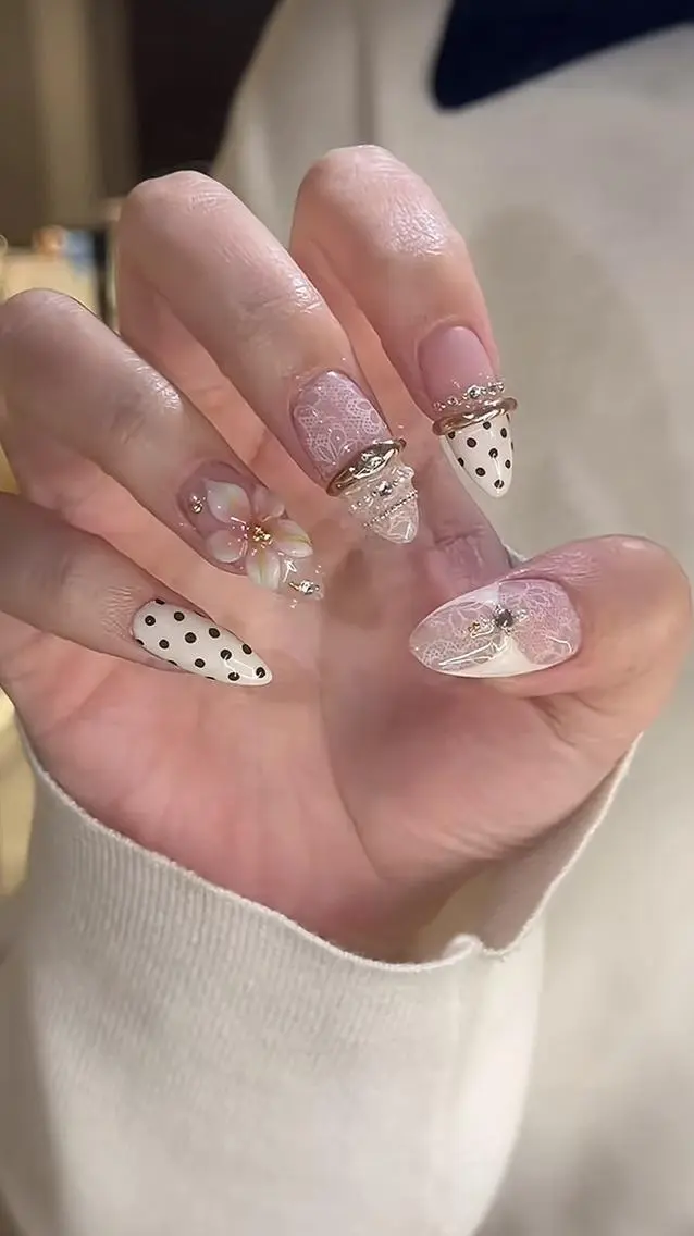 ネイル ブルー 長さ出し フラワーネイル キラキラネイル 韓国ネイル ハンドネイル Blingg NailStudioのネイルデザイン