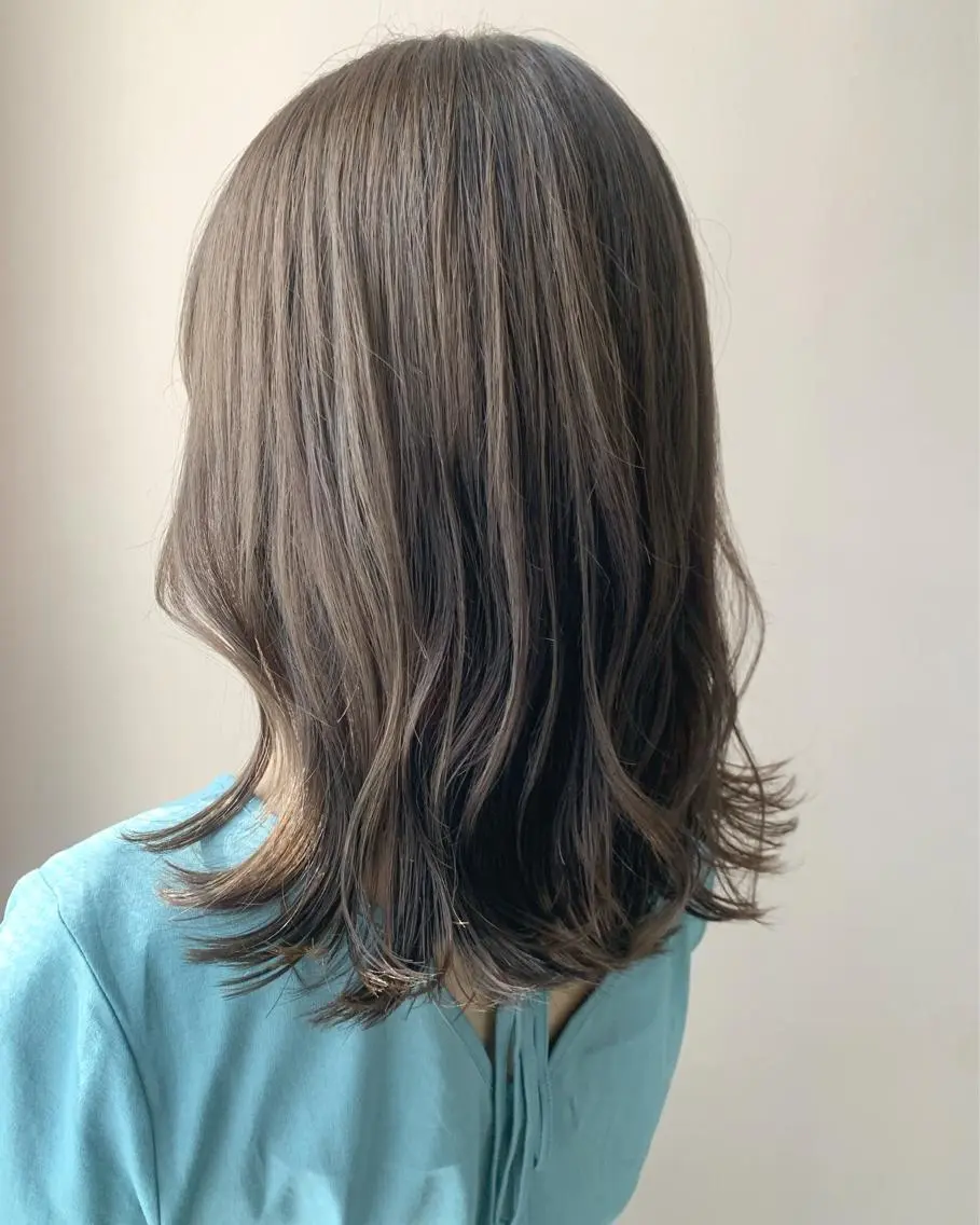 セミロング カラー ブリーチ グレージュ ブリーチなしカラー hubhair レイヤー/透明感のヘアスタイル