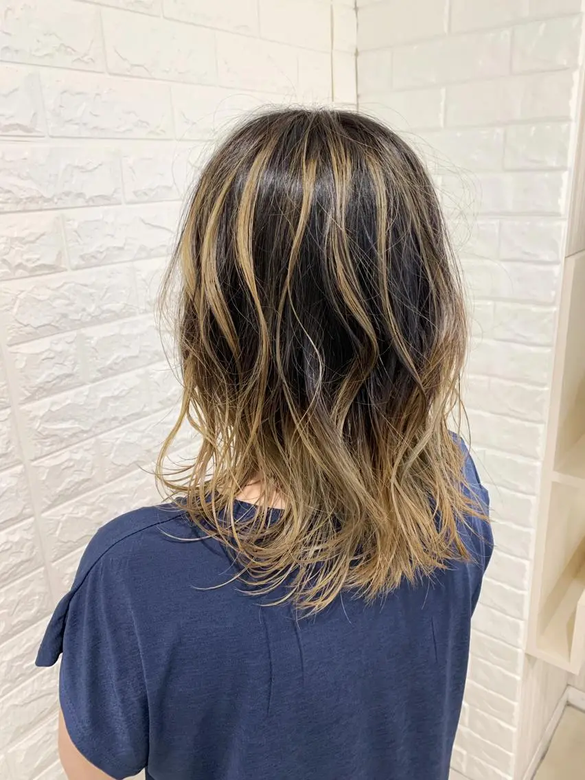 セミロング カラー バレイヤージュ グラデーションカラー レイヤーカット ヘアカラー ハイトーン/ブリーチ 山崎 悠次のヘアスタイル