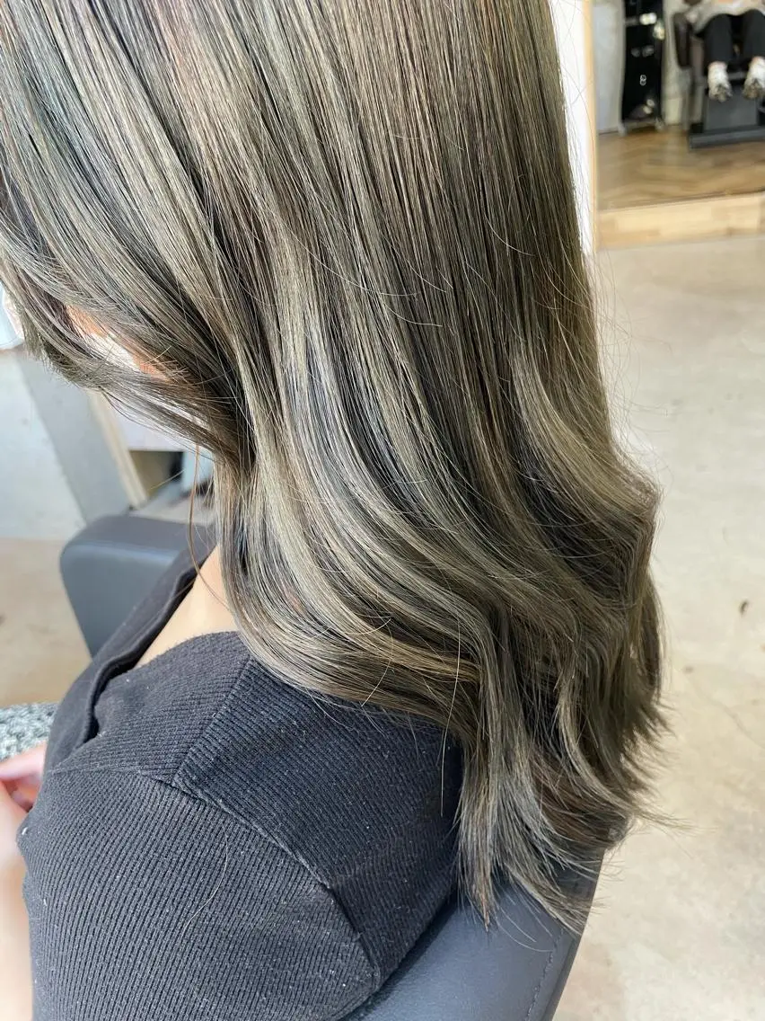 ミディアム カラー グレージュ ハイライトカラー ハイライト ♡ yumaのヘアスタイル