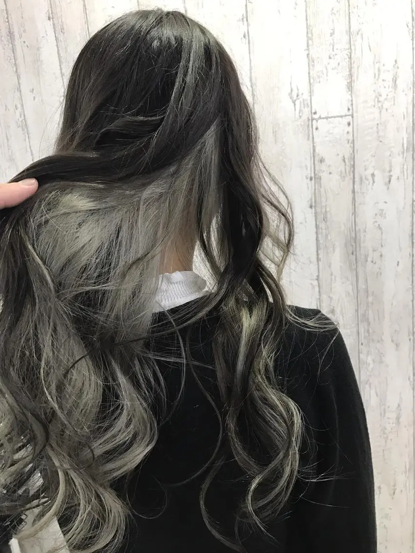 ロング カラー アッシュ インナーカラー シルバー ヘアカラー トリートメント 髪質改善/艶髪💎 ウエキ リカのヘアスタイル