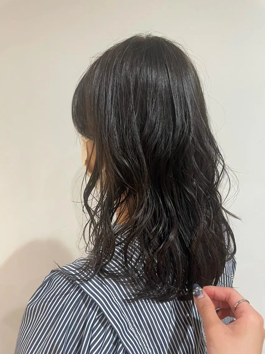 セミロング セミロングパーマ 佐藤 世怜奈のヘアスタイル