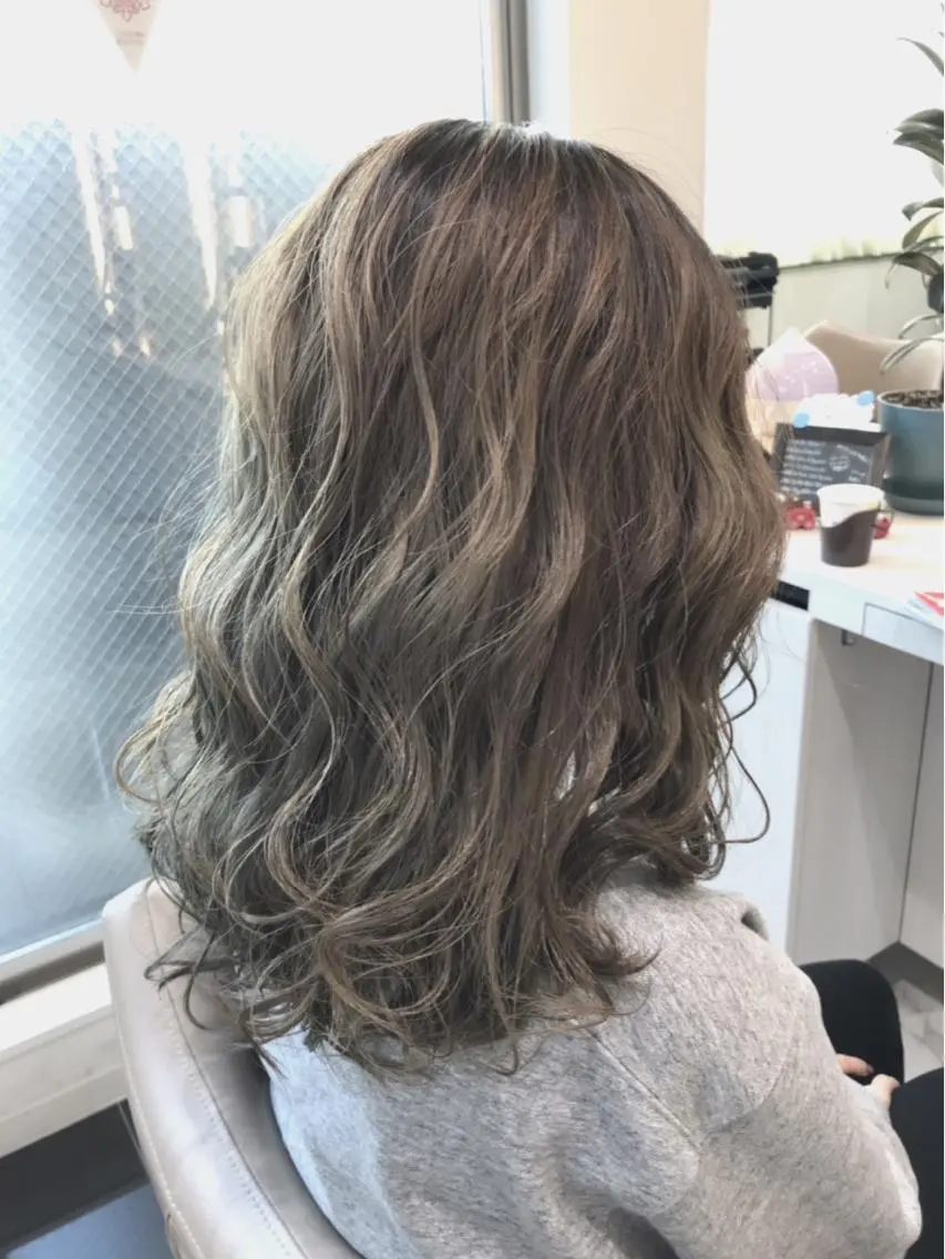ミディアム カラー バレイヤージュ ベージュカラー レイヤーカット カット ヘアカラー 山崎俊輔/髪質改善 /バレイヤージュのヘアスタイル