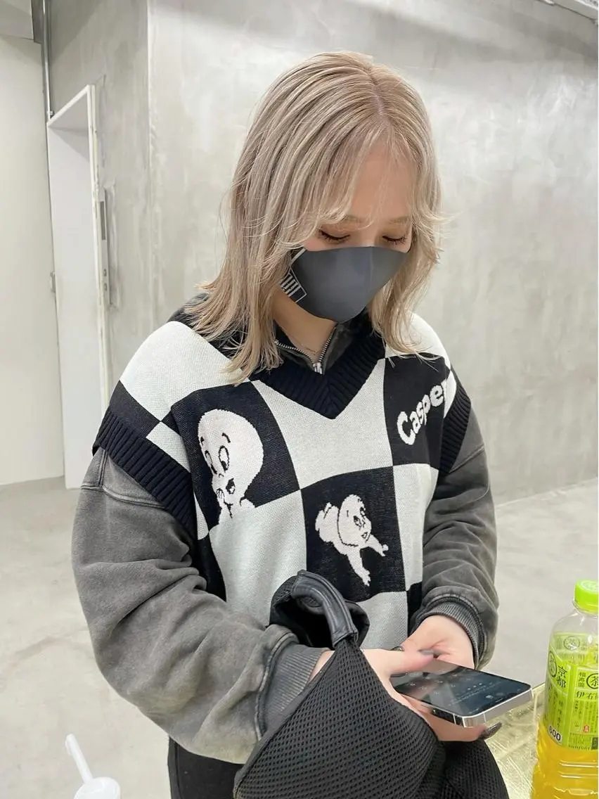 ミディアム カラー パーマ ヘアアレンジ メンズ ミディアムパーマ メンズバレイヤージュ メンズブリーチ センターパート フェードカット ハイトーン/レイヤー 🌸さくらのヘアスタイル