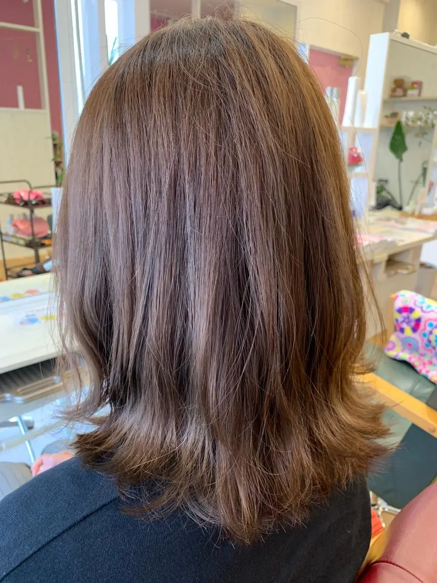 セミロング カラー グレージュ 工藤 萌香のヘアスタイル