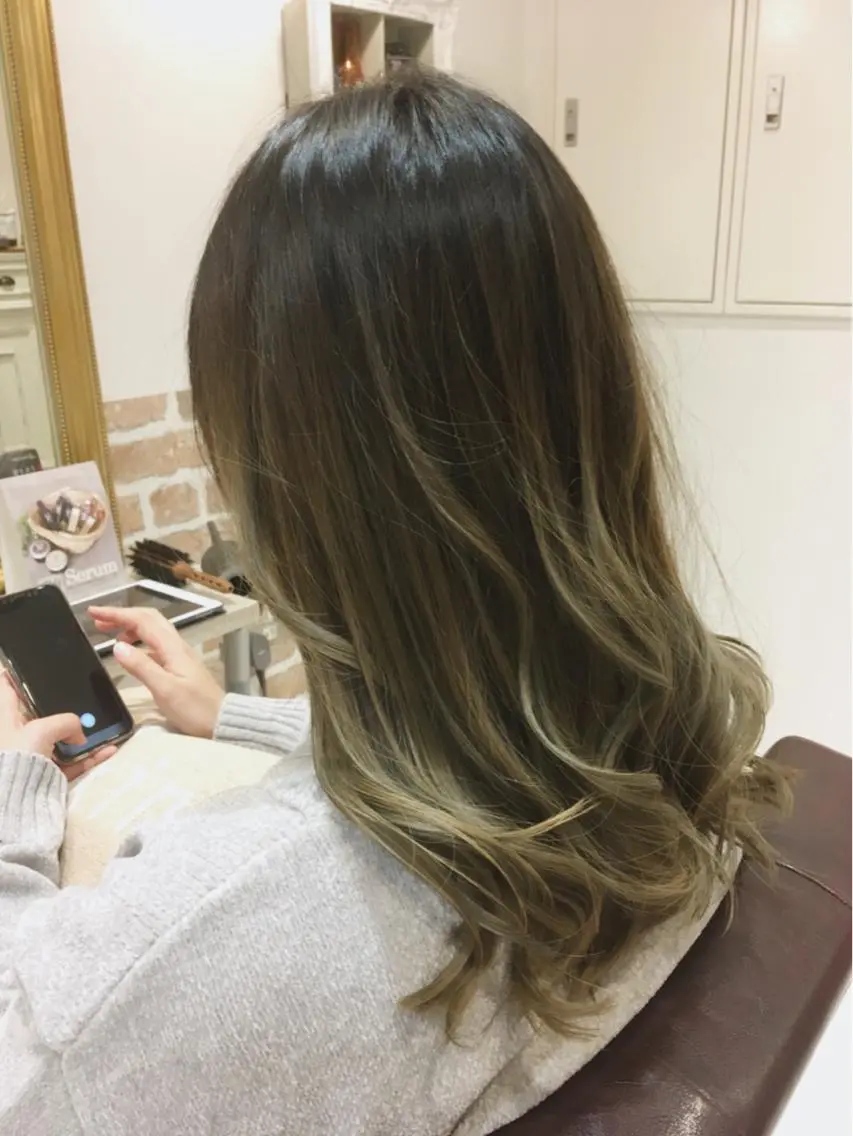 セミロング カラー ベージュカラー グラデーションカラー ハイトーンカラー ミルクティーベージュ ヘアカラー 草薙 大のヘアスタイル