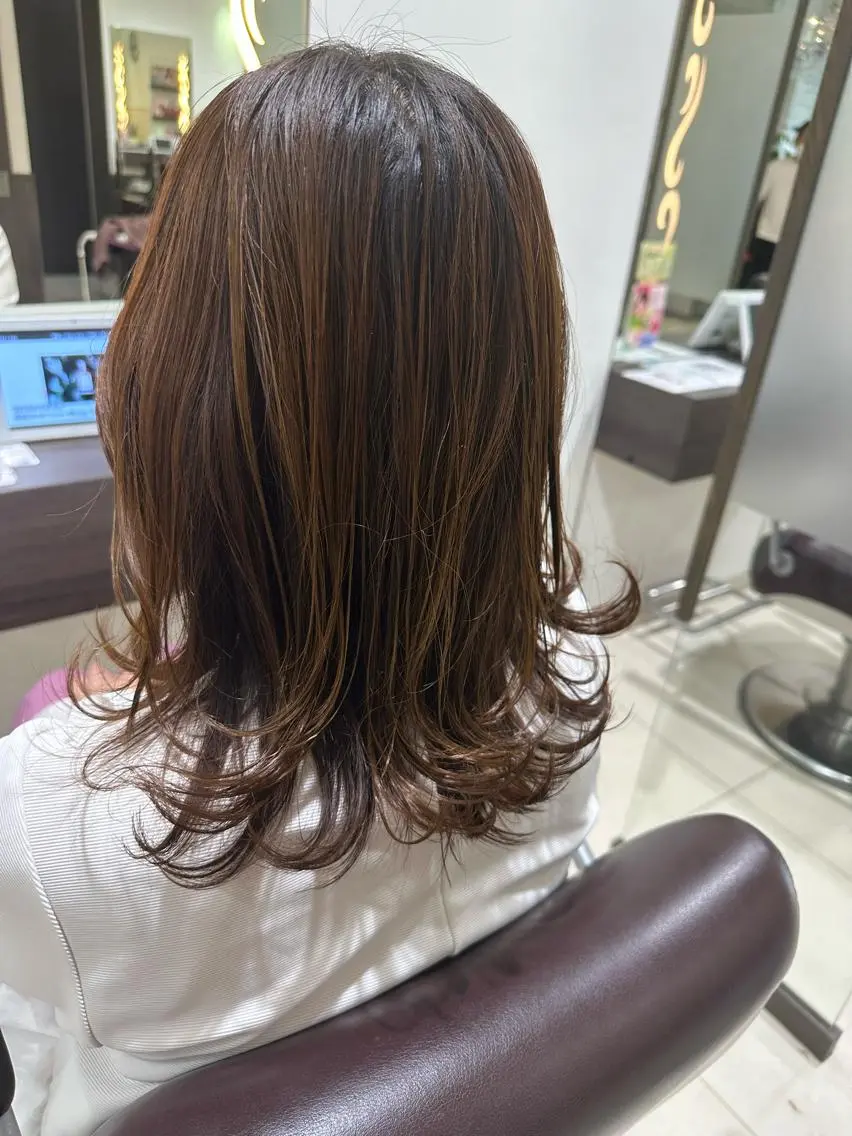 セミロング レイヤーカット 6/1空きあり🩷 艶々カラー🩷のヘアスタイル