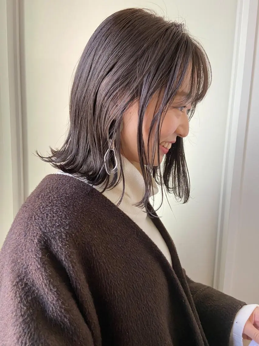 セミロング カラー アッシュ グレージュ カーキグレージュ 切りっぱなしロブ 外ハネヘア カット ヘアカラー トリートメント 岡本康平/ボブ/ブリ ーチ/酸性ストレートのヘアスタイル