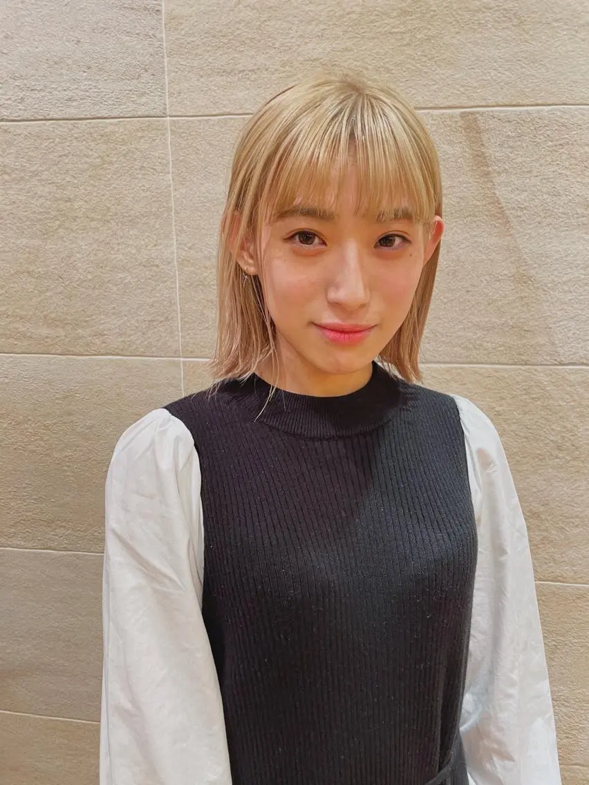 ショート ボブ 白髪ぼかしハイライト 脱白髪染めのヘアスタイル