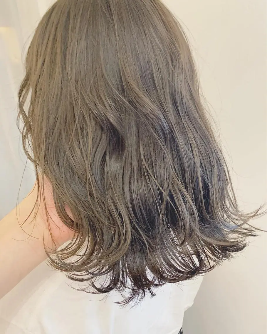 セミロング カラー ネイル ハイトーンボブ 前田 表参道　グレージュのヘアスタイル