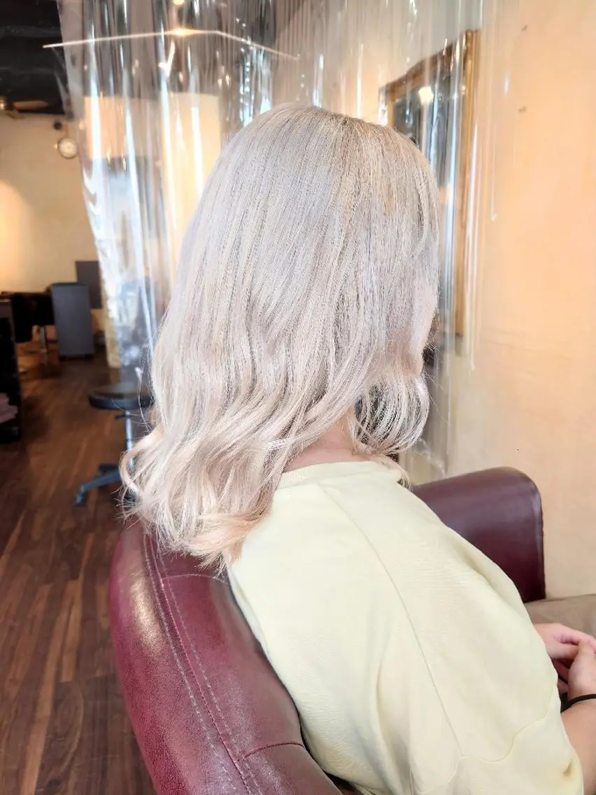セミロング カラー ブロンド ホワイトブロンド ヘアカラー トリートメント 艶髪✨ブリーチ職人 yasuのヘアスタイル