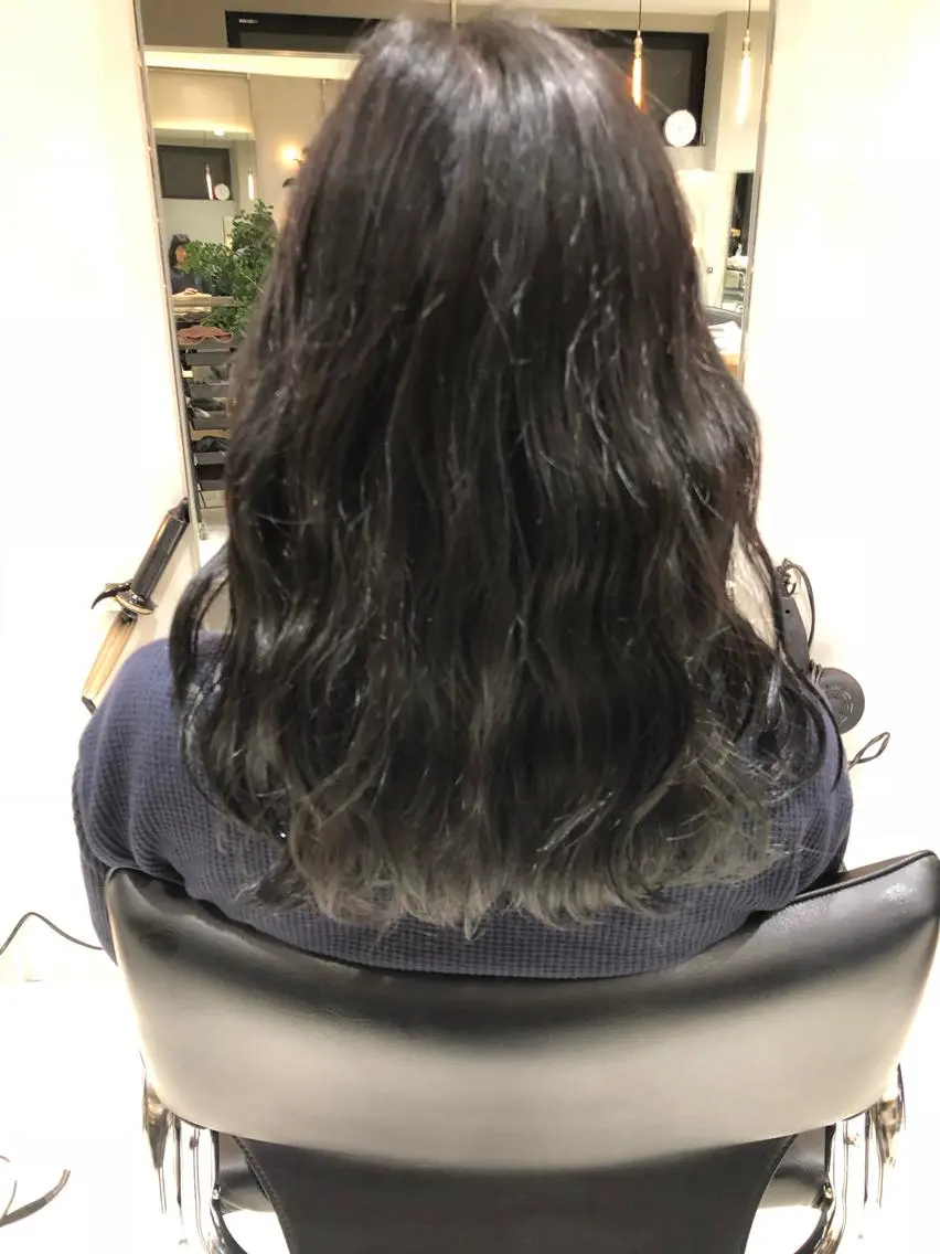 セミロング カラー カット ヘアカラー トリートメント 荒木 依莉亜のヘアスタイル