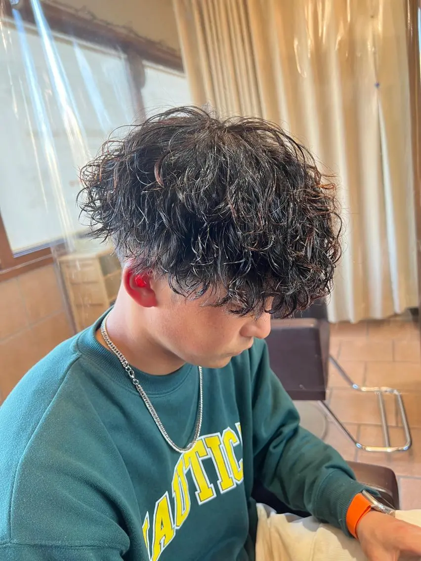 ミディアム パーマ メンズ ミディアムパーマ メンズパーマ ツイストスパイラルパーマ 波巻きパーマ スパイラルパーマ カット パーマ メンズカットパーマ ✂️ JOYAのヘアスタイル