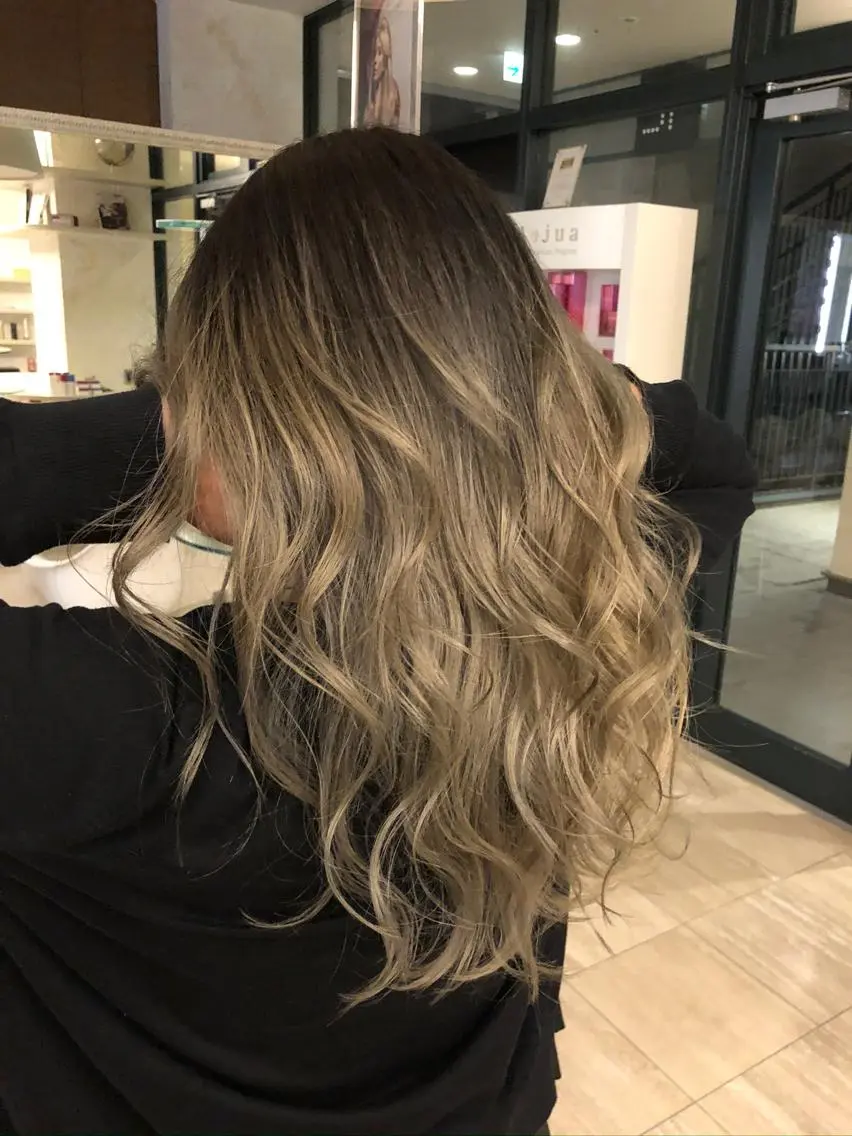 ロング カラー バレイヤージュ レイヤーカット ヤクシジ レンのヘアスタイル