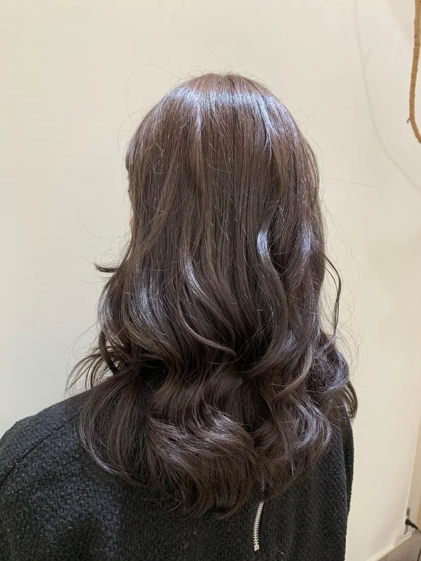 セミロング カラー グラデーションカラー グレージュ 塩谷 雪花のヘアスタイル