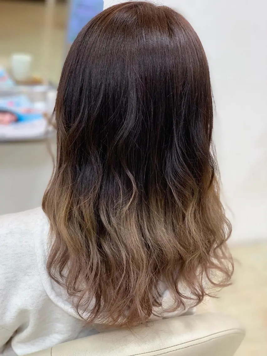 セミロング カラー ブリーチ グラデーションカラー 工藤 萌香のヘアスタイル