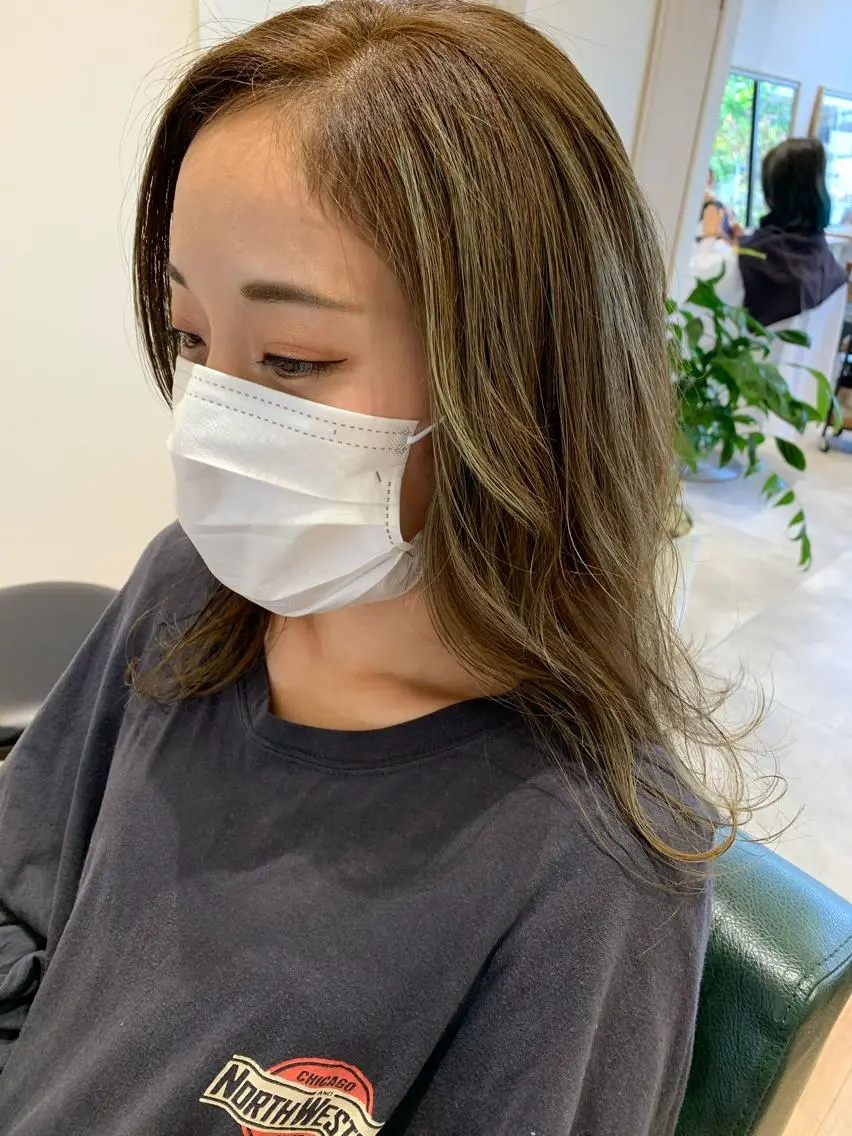 セミロング カラー 比嘉 千咲のヘアスタイル