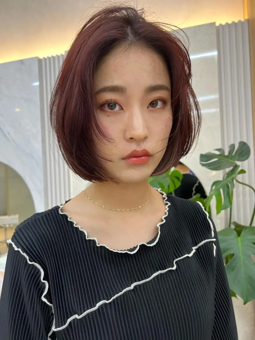 ミディアム カラー ミストバング グレージュ ボブ くびれヘア 斜めバング カット ヘアカラー トリートメント レイヤー専門家 ダブルカラー修のヘアスタイル