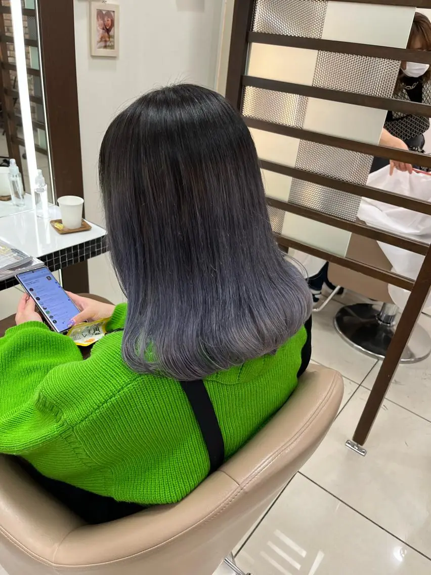ミディアム カラー 羽エクステ🪽 🤍まき🤍のヘアスタイル