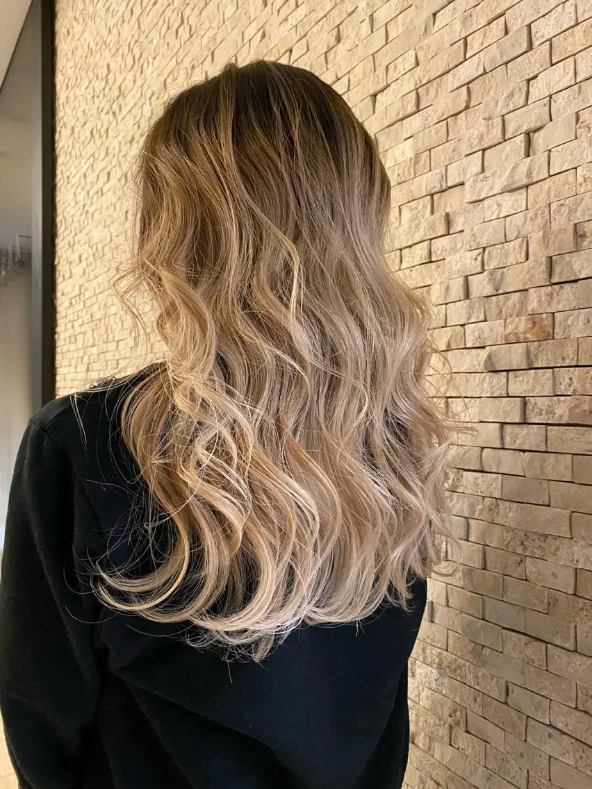 ロング カラー バレイヤージュ レイヤーカット ヤクシジ レンのヘアスタイル