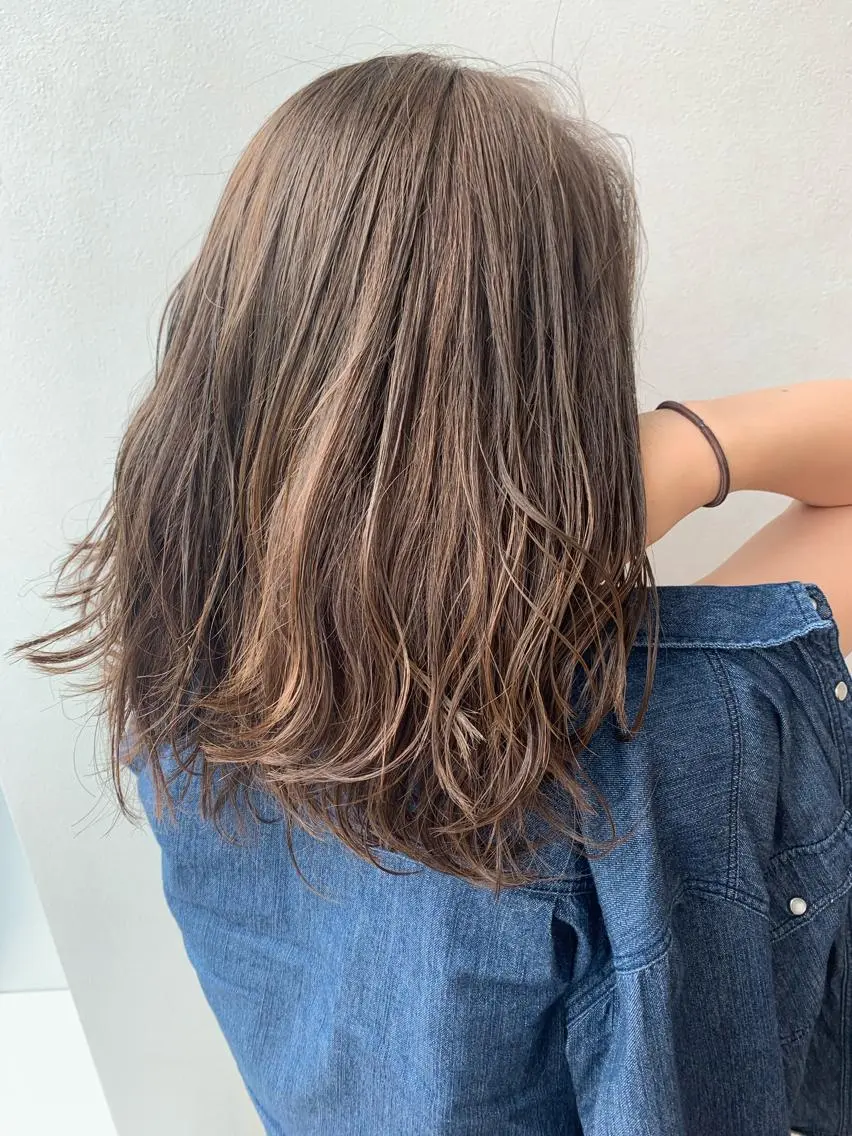 セミロング カラー ベージュカラー フォギーベージュ ハイライトカラー ハイライト ヘアカラー トリートメント 透明感♡︎♡︎ 佐々木早苗のヘアスタイル