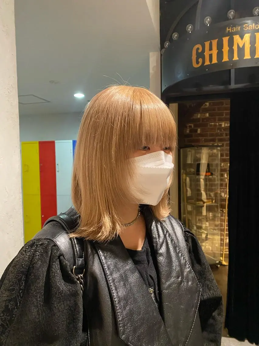 ミディアム ブリーチカラー/ブロ ンドレイヤーカットのヘアスタイル