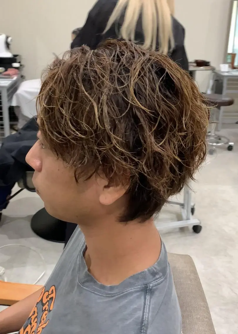ショート メンズ パーマ アップバング メンズブリーチ センターパート フェードカット メンズハイライト カット ヘアカラー パーマ トリートメント クセを最大限に活かす メンズパーマ奈良大祐のヘアスタイル