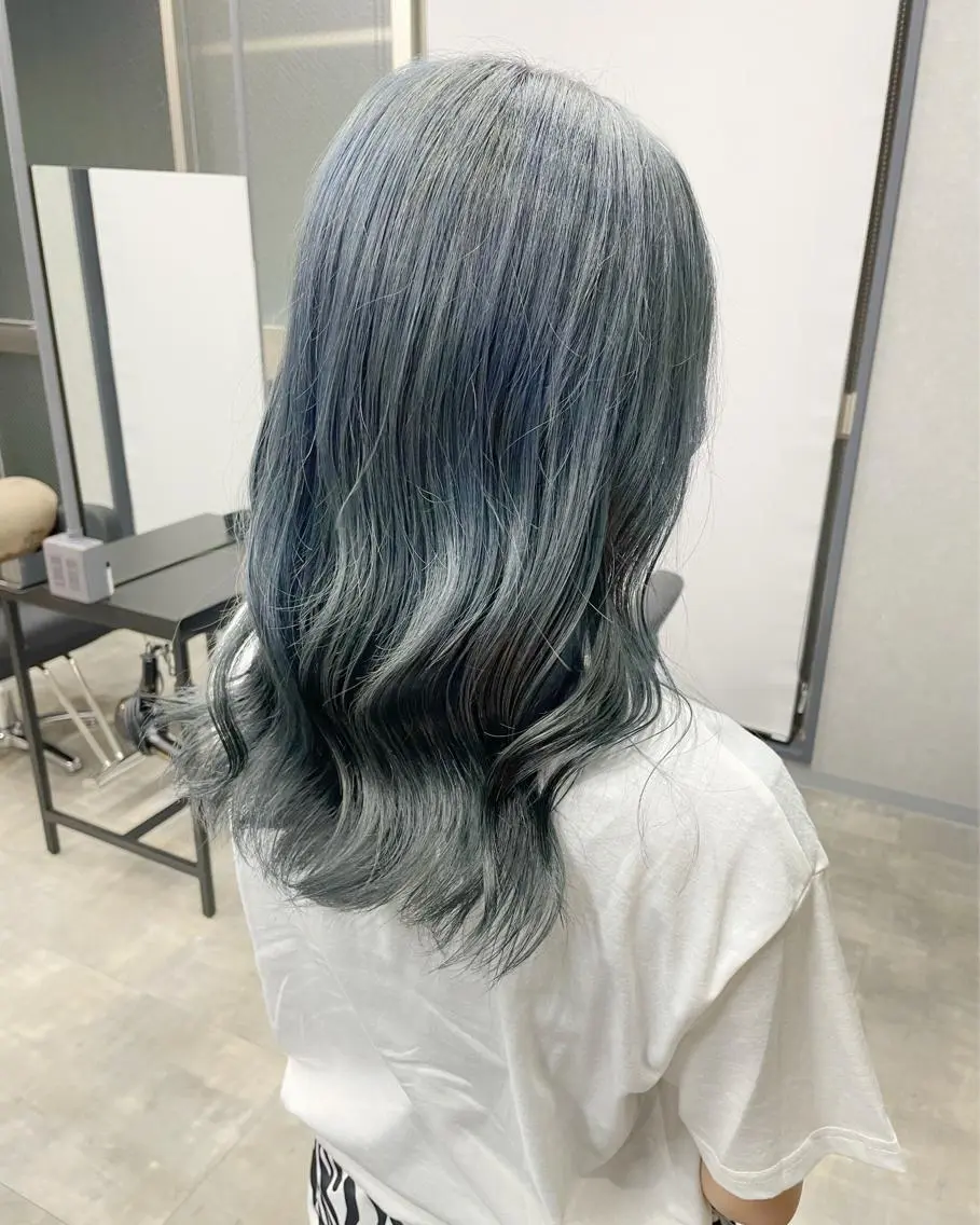セミロング カラー ブルーカラー シルバー 朝倉 海斗のヘアスタイル