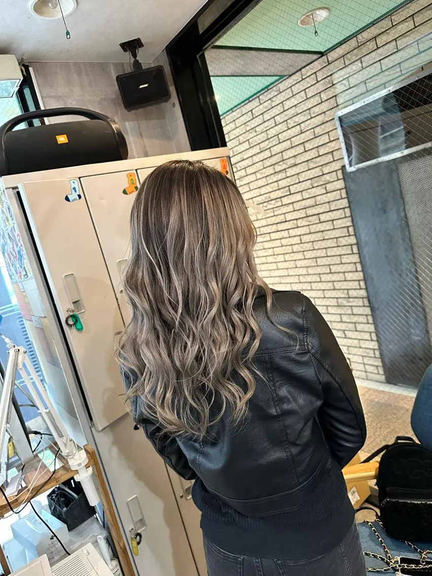 ロング カラー ブリーチ ヘアカラー トリートメント ヘアセット 難波ブリーチカラー 伊藤洋輝のヘアスタイル